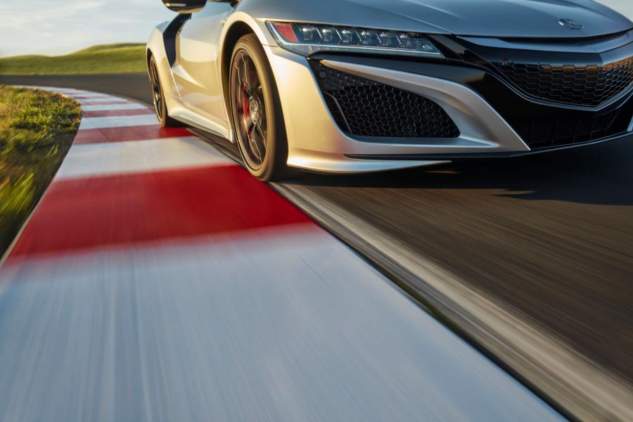  Acura NSX 2018 года  (фото 21 из 57)
